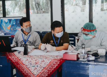 Guru dan Staff SMA PRAMITA membantu dalam Program Vaksinasi